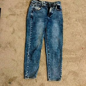 The jeans from Zara they are a blue and they fit so well 💖